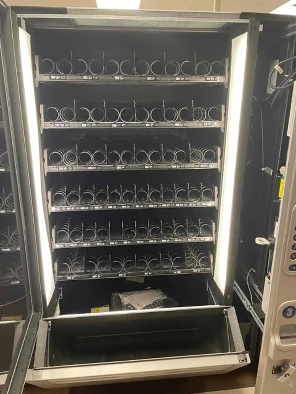 Crane Merchant 6 Snack Machine, model 181 - Used - Image 4